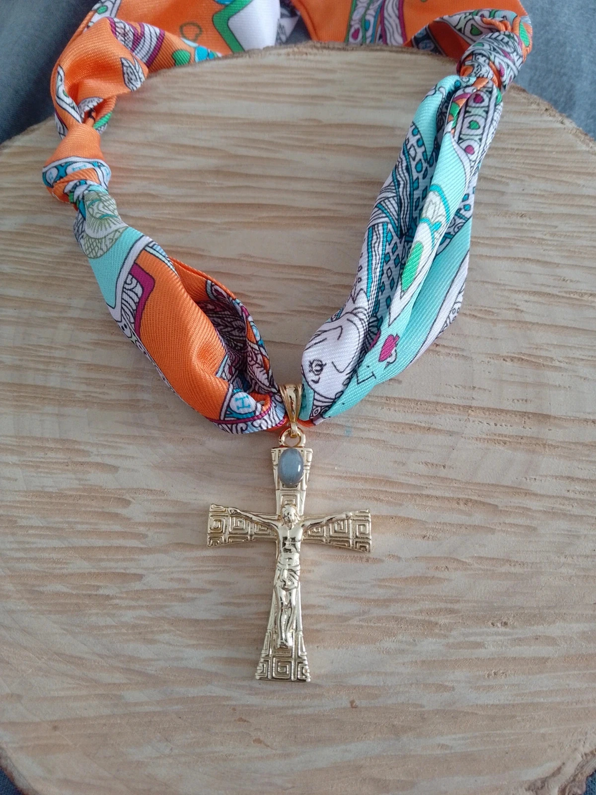 Collier foulard à nouer avec croix dorée et pierre naturelle